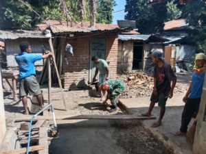 Wujud Kepedulian TNI, Babinsa Koramil 1624-06/Wulanggitang Bantu Perbaikan Rumah Warga