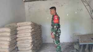 Babinsa Kodim 1627/Rote Ndao Pantau Penerimaan Material Semen di Lokasi KDKMP Desa Netenaen