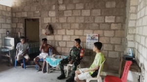 Babinsa Kodim 1627/Rote Ndao Laksanakan Komsos Jelang Pergantian Tahun di Desa Sakubatun