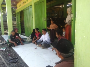 Lewat Komsos, Babinsa Koramil 1614-06/Pekat Bangun Kedekatan dengan Warga