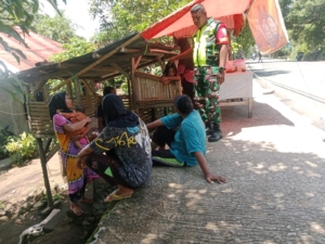 TNI AD Hadir di Tengah Masyarakat, Babinsa Ajak Gotong Royong di Ende Utara