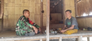 Sertu Muksin Laksanakan Komsos dan Pamwil, Warga Maubasa Antusias Menyambut TNI