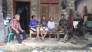 Serka Helmy Patipeilohy Laksanakan Komsos Bersama Warga Desa Wairasa