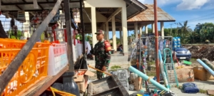 Pererat Kedekatan, Babinsa Desa Wanga Komsos Bersama Pedagang Pasar