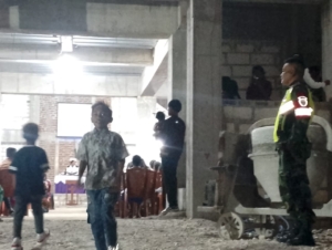 Babinsa Koramil Batutua Amankan Ibadah Tutup Tahun 2025 di Gereja Solavide