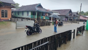 Babinsa Desa Tongo Sigap Lakukan Pemantauan Wilayah Akibat Hujan Lebat, Pastikan Keselamatan Warga