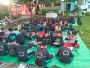 Babinsa Koramil 1628-05/Jereweh Dampingi Penyaluran Program Makan Bergizi Gratis di SDN Dasan Anyar