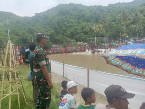 Babinsa Koramil Taliwang Amankan Lomba Barapan Kebo Harlah Desa Sapugara Bree ke-22