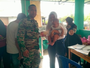 Babinsa Koramil Jereweh Dampingi Program Makan Bergizi Gratis di Posyandu Desa Dasan Anyar