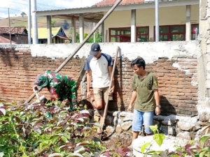 Babinsa Manggelewa Gotong Royong Bersama Warga Desa Kwangko Perkuat Kamtibmas