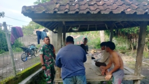 Babinsa Mantar Laksanakan Komsos dan Monitoring Wilayah untuk Jaga Kondusifitas Desa