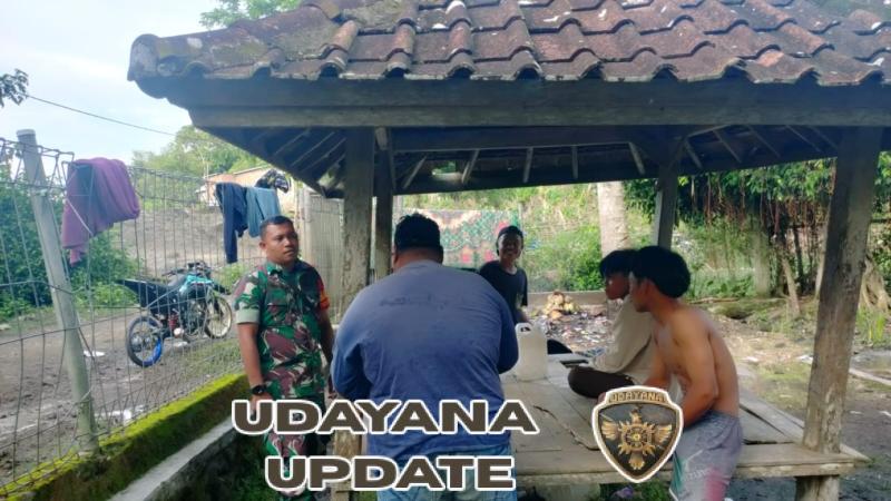 Babinsa Mantar Laksanakan Komsos dan Monitoring Wilayah untuk Jaga Kondusifitas Desa