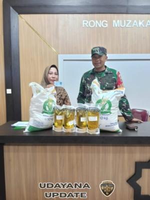 Babinsa Desa Belo Pastikan Penyaluran Bantuan Pangan Tepat Sasaran