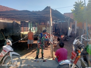 Babinsa Beru Laksanakan Patroli Wilayah dan Komsos untuk Jaga Kondusivitas Desa