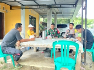 Babinsa Desa Seran Perkuat Koordinasi Lewat Komsos Bersama AGR Desa