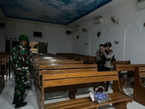 Personel Kodim 1614/Dompu Siaga Amankan Gereja GPDI El Shaddai