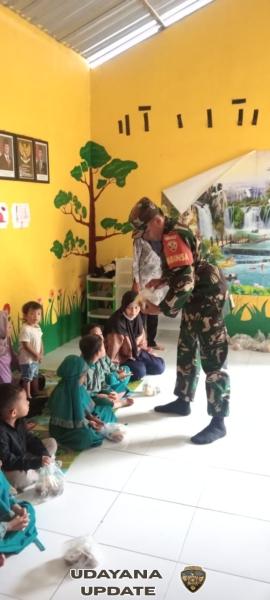 Babinsa Koramil 1628-03/Seteluk Dampingi Pelaksanaan Program Makan Bergizi Gratis di TK HI Generasi Cendikia Islam Lamusung