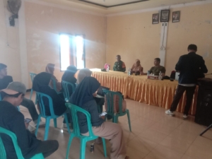 Babinsa Koramil Seteluk Hadiri Penutupan KKN Mahasiswa UTS Sumbawa di Desa Air Suning