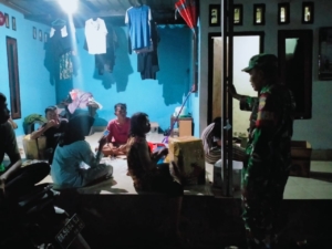 Babinsa Peringgasela Timur Gelar Patroli Malam Jaga Kamtibmas di Musim Hujan