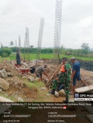Babinsa Desa Air Suning Dampingi Pembangunan KDKMP di Kecamatan Seteluk