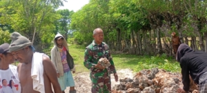 Babinsa Sulamu Bersama Warga Bangun Pondasi Rumah
