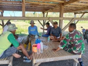 Babinsa Kempo Perkuat Silaturahmi dan Gotong Royong Warga Desa