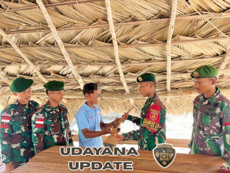 Wujud Pendekatan Humanis, Satgas Pamtas Yonarhanud 2 Kostrad Terima Senjata Api dari Warga Perbatasan