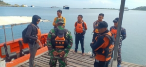 Anggota Koramil 1628-04/Poto Tano Turut Aktif dalam Pencarian Korban Lompat ke Laut KMP Belida