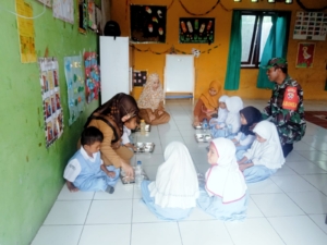 Babinsa Koramil 1628-03/Seteluk Dampingi Program Makan Bergizi Gratis di TK Negeri 2 Seteluk