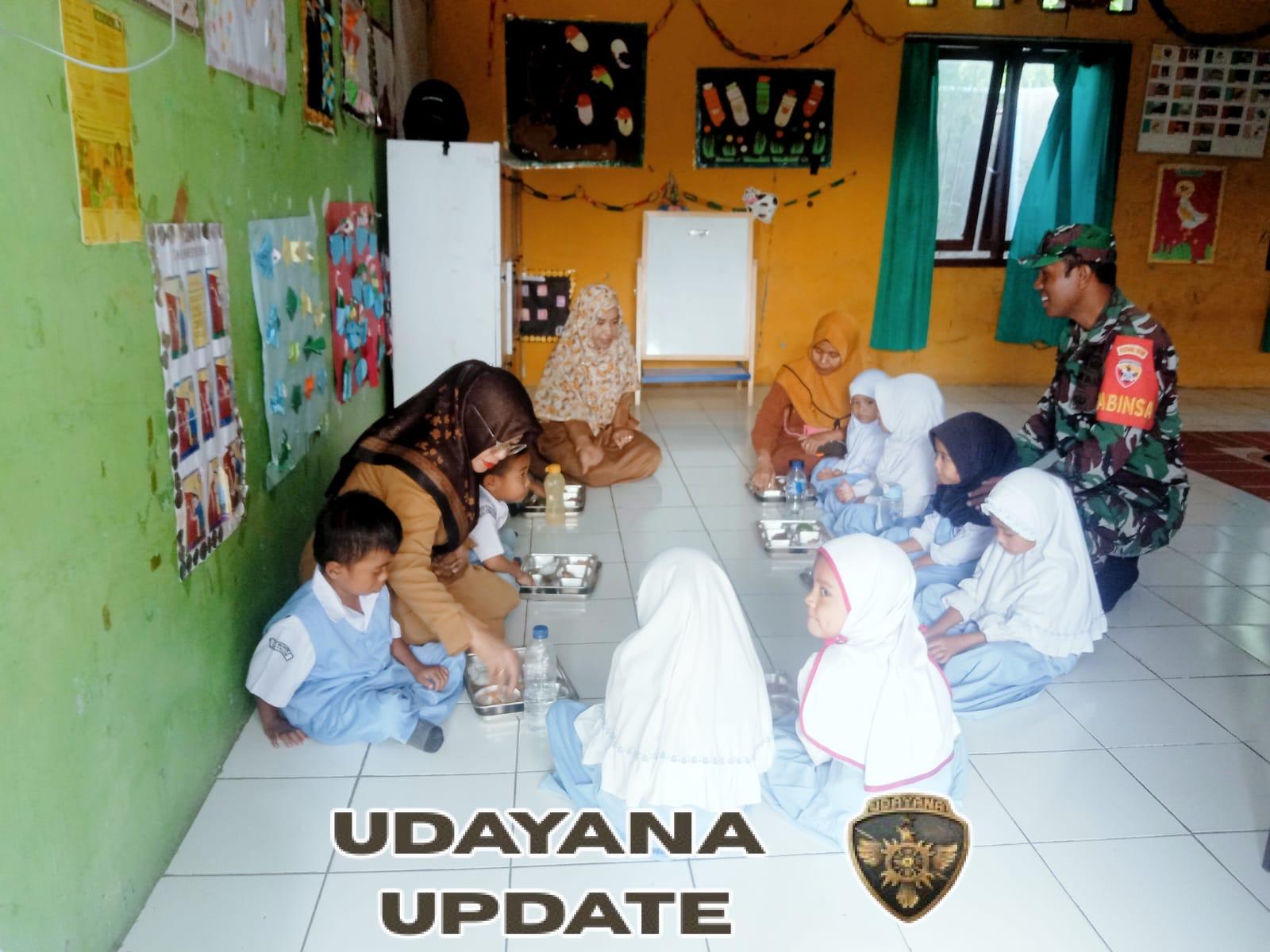 Babinsa Koramil 1628-03/Seteluk Dampingi Program Makan Bergizi Gratis di TK Negeri 2 Seteluk