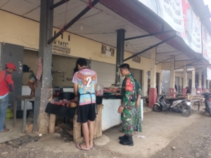 Babinsa Koramil Seteluk Pantau Harga Bahan Pokok Jelang Tahun Baru