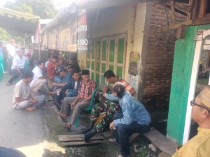 Babinsa Seteluk Tengah Hadiri Syukuran Pernikahan, Pererat Silaturahmi dengan Warga