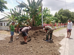 Babinsa Lanci Jaya Gelar Komsos dan Gotong Royong Jaga Kamtibmas di Wilayah Binaan