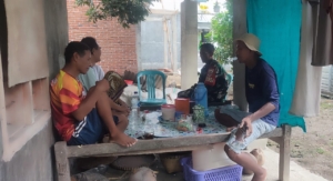 Babinsa Desa Kelanir Laksanakan Komsos untuk Pererat Silaturahmi dengan Warga