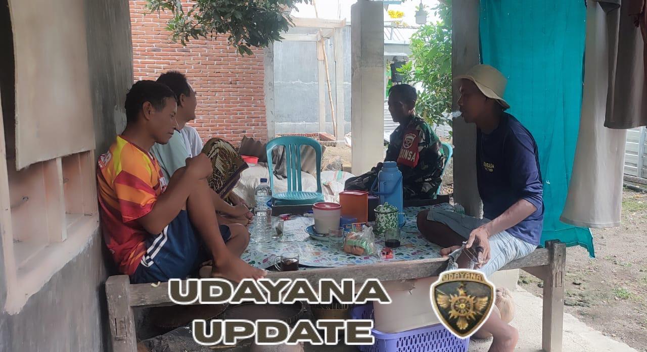 Babinsa Desa Kelanir Laksanakan Komsos untuk Pererat Silaturahmi dengan Warga