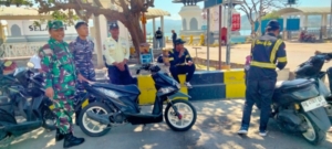 Babinsa Desa Kokarlian Laksanakan Pengamanan Pelabuhan Poto Tano, Pastikan Situasi Aman dan Lancar