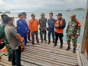 Babinsa Desa Poto Tano Turut Aktif dalam Pencarian Korban Lompat ke Laut