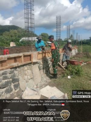 Babinsa Air Suning Laksanakan Pengawasan Pembangunan KDKMP di Kecamatan Seteluk