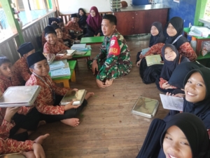Babinsa Koramil 1628-05 Jereweh Dampingi Program Makan Bergizi Gratis di SDIT Budi Mulya
