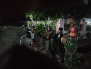 Babinsa Koramil 1614-06/Manggelewa Gelar Patroli dan Ronda Malam Bersama Warga
