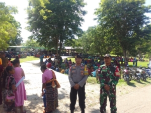 Sinergi TNI–Polri, Babinsa Koramil 1618-03/Insut Amankan Perayaan Natal di Fafinesu