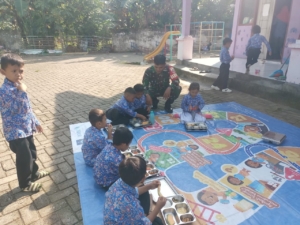 Babinsa Seteluk Rea Dampingi Program Makan Bergizi Gratis di TKN 1 Seteluk