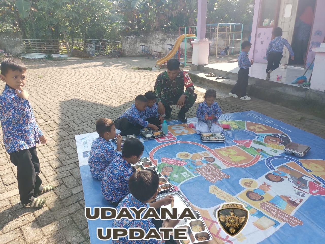 Babinsa Seteluk Rea Dampingi Program Makan Bergizi Gratis di TKN 1 Seteluk