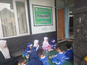 Babinsa Koramil Taliwang Dampingi Program Makan Bergizi Gratis di TK Kali Mati