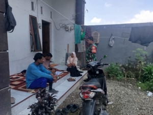 Babinsa Kelurahan Menala Dampingi Pendataan Kos-Kosan dan Kontrakan