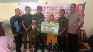 Babinsa Koramil Taliwang Dampingi Penyaluran BLT Dana Desa di Seloto