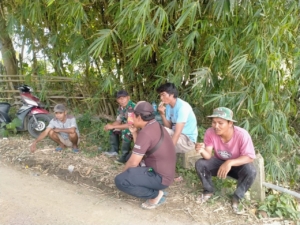 Babinsa Rempe Lakukan Komsos dan Monitoring Saluran Irigasi Jelang Musim Tanam di Kecamatan Seteluk
