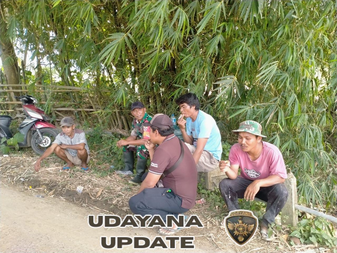 Babinsa Rempe Lakukan Komsos dan Monitoring Saluran Irigasi Jelang Musim Tanam di Kecamatan Seteluk