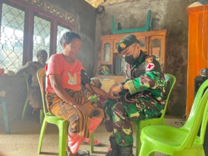 Satgas Pos Nananoe Layani Kesehatan Lansia di Desa Perbatasan