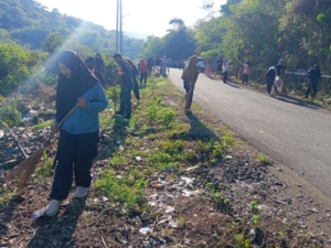 Gotong Royong Jumat Bersih, Babinsa Desa Belo Bersama Warga Bersihkan Area Umum dan Jembatan Otak Desa